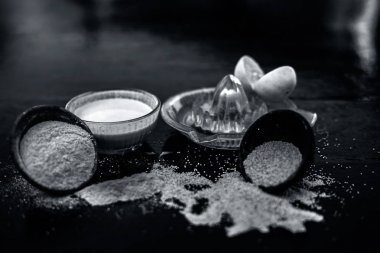 Temel maddeler limon suyu veya kekler veya ahşap yüzey i haşhaş tohumu ve toz ve cam sıkacağı bazı limon suyu üzerinde hamur fındık ile haşhaş tohumu kek yapmak için.