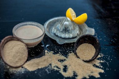 Temel maddeler limon suyu veya kekler veya ahşap yüzey i haşhaş tohumu ve toz ve cam sıkacağı bazı limon suyu üzerinde hamur fındık ile haşhaş tohumu kek yapmak için.