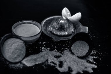 Temel maddeler limon suyu veya kekler veya ahşap yüzey i haşhaş tohumu ve toz ve cam sıkacağı bazı limon suyu üzerinde hamur fındık ile haşhaş tohumu kek yapmak için.