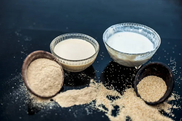 制作罂粟种子面包的关键成分 Loaf 蛋糕在木表面是罂粟种子及其粉末和牛奶 — 图库照片
