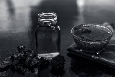 Popüler Hint ve Asya şerbedi yani Gulab ka şerbat veya gül sütü ahşap yüzeyüzerinde hangi batırılmış kefalet tohumları ve gül konsantrasyonu veya özü malzemeler yakın.