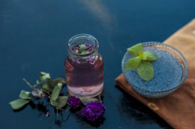 Popüler Hint ve Asya şerbedi yani Gulab ka şerbat veya gül sütü ahşap yüzeyüzerinde hangi batırılmış kefalet tohumları ve gül konsantrasyonu veya özü malzemeler yakın.