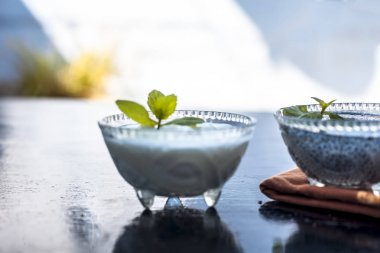 Ağırlığı azaltmak için en iyi ve en etkili yöntem yani ıslatılmış tatlı fesleğen tohumları iyi lor veya yoğurt karışık. Ahşap yüzeyde tüm ham maddeler.