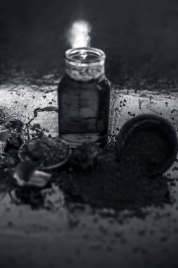 Ahşap yüzeyde cildin etkili peeling için en iyi çare yani hardal tohumu yağı iyi gül yağı ile karıştırılır. Yüzeydeki tüm ham maddeler.