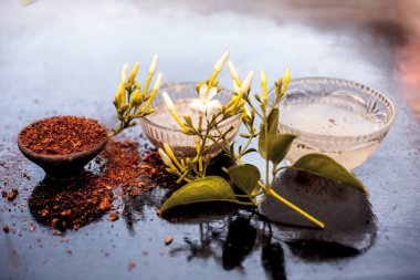 Yüzünüzü aydınlatmak için en iyi yüz paketi ya da ahşap yüzey üzerinde anlık parlaklık için yani Yasemin çiçek iyi sandal ağacı ve su ve lor veya yoğurt ile karışık yaprakları.