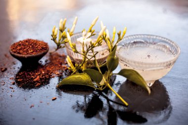 Yüzünüzü aydınlatmak için en iyi yüz paketi ya da ahşap yüzey üzerinde anlık parlaklık için yani Yasemin çiçek iyi sandal ağacı ve su ve lor veya yoğurt ile karışık yaprakları.