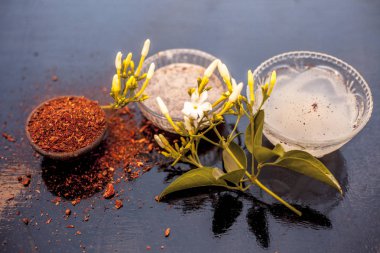 Yüzünüzü aydınlatmak için en iyi yüz paketi ya da ahşap yüzey üzerinde anlık parlaklık için yani Yasemin çiçek iyi sandal ağacı ve su ve lor veya yoğurt ile karışık yaprakları.