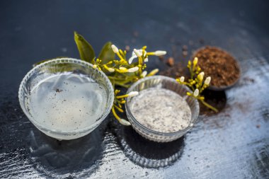 Ahşap yüzey üzerinde bir cam kase hint yasemin Ayurevidik yüz paketi yani yasemin özü iyi sandal ahşap tozu ve su ile karıştırılır. Cilt aydınlatma amacıyla kullanılır.