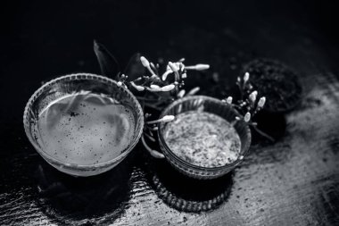 Ahşap yüzey üzerinde bir cam kase hint yasemin Ayurevidik yüz paketi yani yasemin özü iyi sandal ahşap tozu ve su ile karıştırılır. Cilt aydınlatma amacıyla kullanılır.