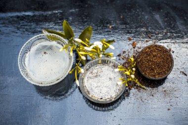 Ahşap yüzey üzerinde bir cam kase hint yasemin Ayurevidik yüz paketi yani yasemin özü iyi sandal ahşap tozu ve su ile karıştırılır. Cilt aydınlatma amacıyla kullanılır.