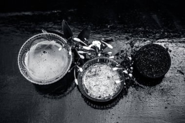 Ahşap yüzey üzerinde bir cam kase hint yasemin Ayurevidik yüz paketi yani yasemin özü iyi sandal ahşap tozu ve su ile karıştırılır. Cilt aydınlatma amacıyla kullanılır.