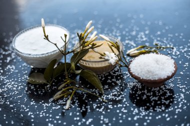 Ahşap yüzey üzerinde cam bir kase hint yasemin Ayurevidik yüz paketi yani yasemin özü iyi Lor ve Şeker ile karışık. Cilt beyazlatma amacıyla kullanılır.