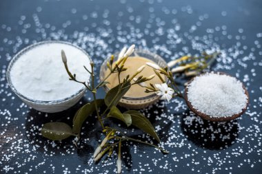 Ahşap yüzey üzerinde cam bir kase hint yasemin Ayurevidik yüz paketi yani yasemin özü iyi Lor ve Şeker ile karışık. Cilt beyazlatma amacıyla kullanılır.