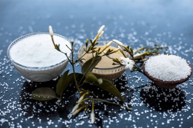 Ahşap yüzey üzerinde cam bir kase hint yasemin Ayurevidik yüz paketi yani yasemin özü iyi Lor ve Şeker ile karışık. Cilt beyazlatma amacıyla kullanılır.