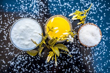 Ahşap yüzey üzerinde cam bir kase hint yasemin Ayurevidik yüz paketi yani yasemin özü iyi Lor ve Şeker ile karışık. Cilt beyazlatma amacıyla kullanılır.