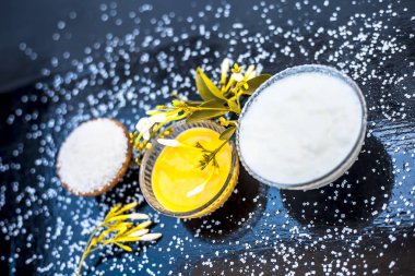 Ahşap yüzey üzerinde cam bir kase hint yasemin Ayurevidik yüz paketi yani yasemin özü iyi Lor ve Şeker ile karışık. Cilt beyazlatma amacıyla kullanılır.