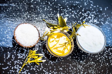 Ahşap yüzey üzerinde cam bir kase hint yasemin Ayurevidik yüz paketi yani yasemin özü iyi Lor ve Şeker ile karışık. Cilt beyazlatma amacıyla kullanılır.