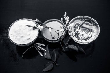 Ayurevidik yüz paketi Hint yasemini ahşap yüzeyüzerinde cam bir kapta yani yasemin Yaprakları süt kreması ve su ile karıştırılır. Cilt beyazlatma amacıyla kullanılır.