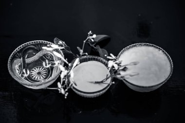 Ayurevidik yüz paketi Hint yasemini ahşap yüzeyüzerinde cam bir kapta yani yasemin Yaprakları süt kreması ve su ile karıştırılır. Cilt beyazlatma amacıyla kullanılır.