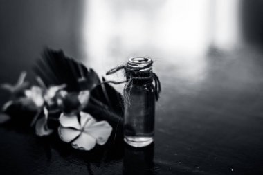 Bitkisel ve çiçek özü veya konsantrasyon Rosmarinus officinalis de ahşap yüzey üzerinde cam bir şişe içinde rosemarry çiçek olarak bilinen yapılan.