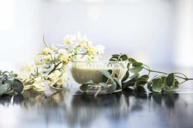 Ayurevidik Macun Moringa concanensis Nimmo da Kadvo Saragvo olarak bilinen yapılmış, Konkan Moringa ahşap yüzey üzerinde cam bir kase içinde.