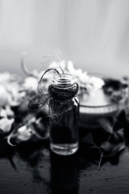 Bitkisel ve çiçek özü veya ahşap yüzey üzerinde macunu ile birlikte baget çiçek konsantrasyonu.