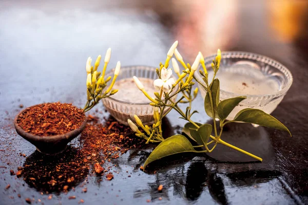 Yüzünüzü aydınlatmak için en iyi yüz paketi ya da ahşap yüzey üzerinde anlık parlaklık için yani Yasemin çiçek iyi sandal ağacı ve su ve lor veya yoğurt ile karışık yaprakları.