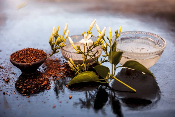 Yüzünüzü aydınlatmak için en iyi yüz paketi ya da ahşap yüzey üzerinde anlık parlaklık için yani Yasemin çiçek iyi sandal ağacı ve su ve lor veya yoğurt ile karışık yaprakları.