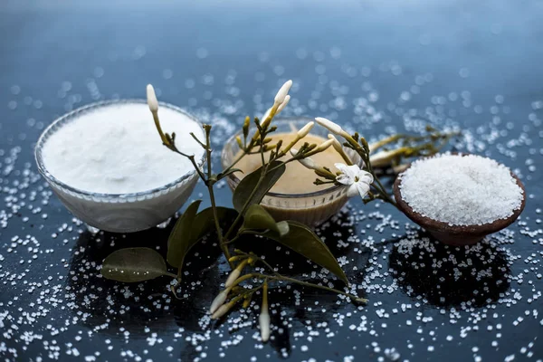 Ahşap yüzey üzerinde cam bir kase hint yasemin Ayurevidik yüz paketi yani yasemin özü iyi Lor ve Şeker ile karışık. Cilt beyazlatma amacıyla kullanılır.