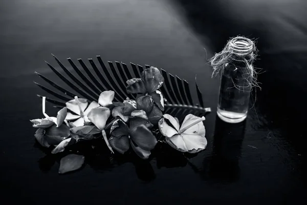 草本和花卉精华或浓度由玫瑰红花 也被称为玫瑰花在木表面的玻璃瓶 — 图库照片