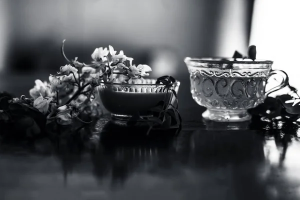 サラガバまたはドラムスティックまたはモリンガ オレイフェラの花は ペーストとハーブ抽出茶と一緒に木製の表面に — ストック写真