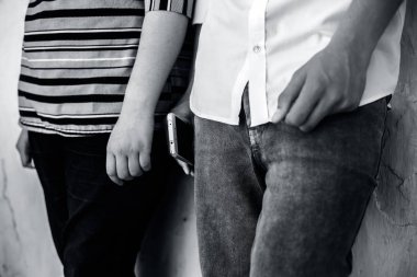 İki çok ırklı arkadaş okuyarak, izleyerek, gülerek, oturarak, oyun oynayarak boş zamanları geçiriyor. Dostluk, birliktelik ve çeşitlilik kavramı.