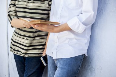 İki çok ırklı arkadaş okuyarak, izleyerek, gülerek, oturarak, oyun oynayarak boş zamanları geçiriyor. Dostluk, birliktelik ve çeşitlilik kavramı.