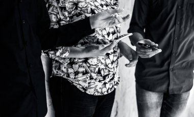 Çok ırklı gençlerden oluşan grup, oturup akıllı telefonlarda oyun oynayarak, selfie çekerek, kitap okuyarak arkadaşlarıyla boş zaman geçiriyor. Birliktelik kavramı, dostluk, çeşitlilikte birlik vb..