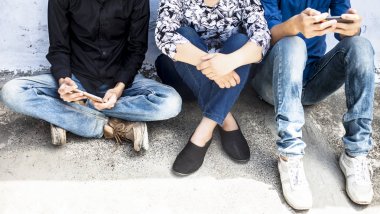 Çok ırklı gençlerden oluşan grup, oturup akıllı telefonlarda oyun oynayarak, selfie çekerek, kitap okuyarak arkadaşlarıyla boş zaman geçiriyor. Birliktelik kavramı, dostluk, çeşitlilikte birlik vb..