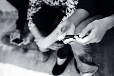 Çok ırklı gençlerden oluşan grup, oturup akıllı telefonlarda oyun oynayarak, selfie çekerek, kitap okuyarak arkadaşlarıyla boş zaman geçiriyor. Birliktelik kavramı, dostluk, çeşitlilikte birlik vb..