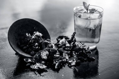 Kavrulmuş tohumları ile birlikte kil bir kapta demirhindi veya imli veya amli ve ahşap yüzey üzerinde üst buz küpleri ve nane veya mentha yaprakları ile bir bardak suyu ayıklamak.