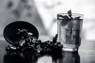 Kavrulmuş tohumları ile birlikte kil bwol demirhindi veya imli veya amli ve ahşap yüzeyüzerinde üstüne buz küpleri ve nane veya mentha yaprakları ile cam bir kapta suyu ayıklamak.