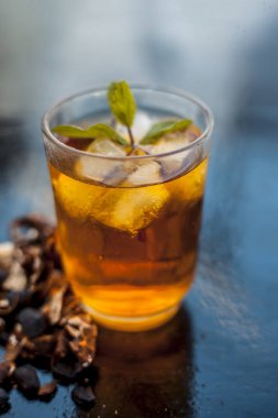 Kavrulmuş tohumları ile birlikte kil bwol demirhindi veya imli veya amli ve ahşap yüzeyüzerinde üstüne buz küpleri ve nane veya mentha yaprakları ile cam bir kapta suyu ayıklamak.