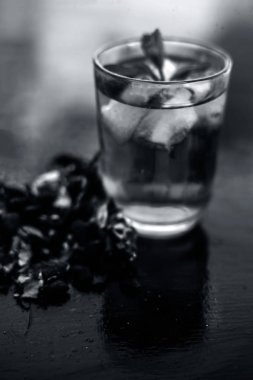 Kavrulmuş tohumları ile birlikte kil bwol demirhindi veya imli veya amli ve ahşap yüzeyüzerinde üstüne buz küpleri ve nane veya mentha yaprakları ile cam bir kapta suyu ayıklamak.