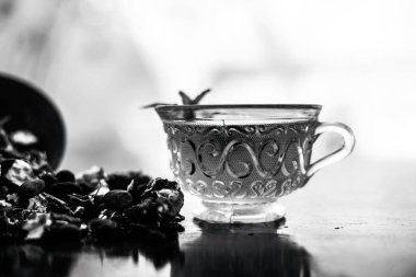 Kavrulmuş tohumları ile birlikte kil bir kapta demirhindi veya imli veya amli ve ahşap yüzey üzerinde nane veya mentha yaprakları ile şeffaf bir cam bardak çay ayıklamak.