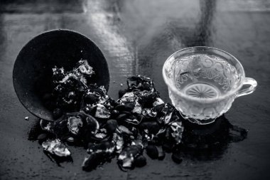 Kavrulmuş tohumları ile birlikte kil bir kapta demirhindi veya imli veya amli ve ahşap yüzey üzerinde nane veya mentha yaprakları ile şeffaf bir cam bardak çay ayıklamak.