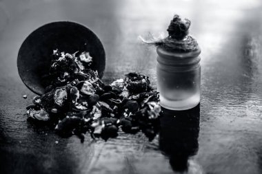 Kavrulmuş tohumları ile birlikte kil bir kapta demirhindi veya imli veya amli ve ahşap yüzeyüzerinde bir cam şişe esansiyel yağ ayıklamak.