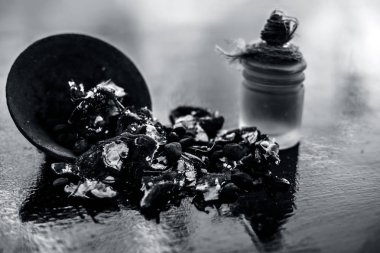 Kavrulmuş tohumları ile birlikte kil bir kapta demirhindi veya imli veya amli ve ahşap yüzeyüzerinde bir cam şişe esansiyel yağ ayıklamak.