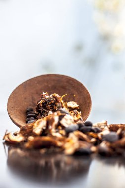 Masa yüzeyinde otantik Asya baharatları