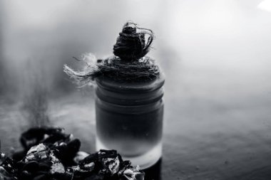 Kavrulmuş tohumları ile birlikte kil bir kapta demirhindi veya imli veya amli ve ahşap yüzeyüzerinde bir cam şişe esansiyel yağ ayıklamak.