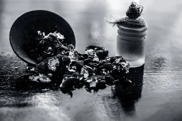 Kavrulmuş tohumları ile birlikte kil bir kapta demirhindi veya imli veya amli ve ahşap yüzeyüzerinde bir cam şişe esansiyel yağ ayıklamak.