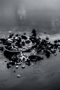 Masa yüzeyinde otantik Asya baharatları