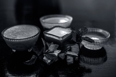 En iyi yüz paketi veya ubtan dolgun toprak veya beyazlatma kil ve bal ile lor ile birlikte mentha yaprakları veya nane yaprakları oluşan ahşap yüzeyüzerinde deriden fazla yağ kaldırmak için.