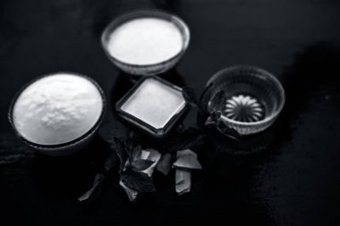 En iyi yüz paketi veya ubtan dolgun toprak veya beyazlatma kil ve bal ile lor ile birlikte mentha yaprakları veya nane yaprakları oluşan ahşap yüzeyüzerinde deriden fazla yağ kaldırmak için.